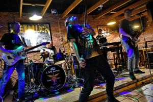 20250425 FOTO male LIVEband Retro Rock Pub MARTIN 16.JPG